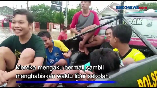 Anak-Anak Renang di Tengah Banjir bak Wahana Kolam Dadakan