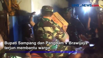 Bantu Korban Banjir di Sampang,  Bupati dan Pangdam V Brawijaya Bagikan Makanan