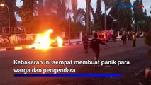 Diduga Korsleting Listrik, Mobil Sedan Terbakar di Depan Alun-Alun Pandeglang