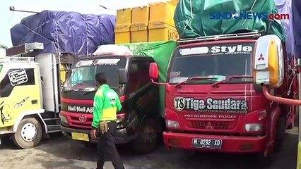 Cuaca Buruk, Puluhan Penumpang Kapal Feri Terlantar di Situbondo, Jawa Timur