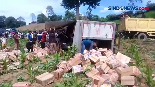 Terlibat Kecelakaan Tunggal, Truk Sembako Terguling di Kabupaten Karo, Sopir dan Kernet Terjepit