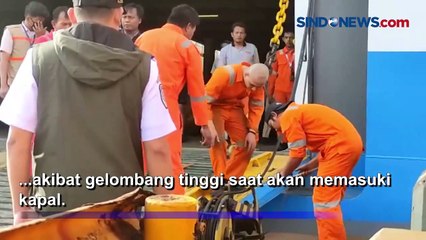 Detik-Detik Truk Muatan Mebel Terbalik saat Akan Masuk Kapal di Pelabuhan Merak