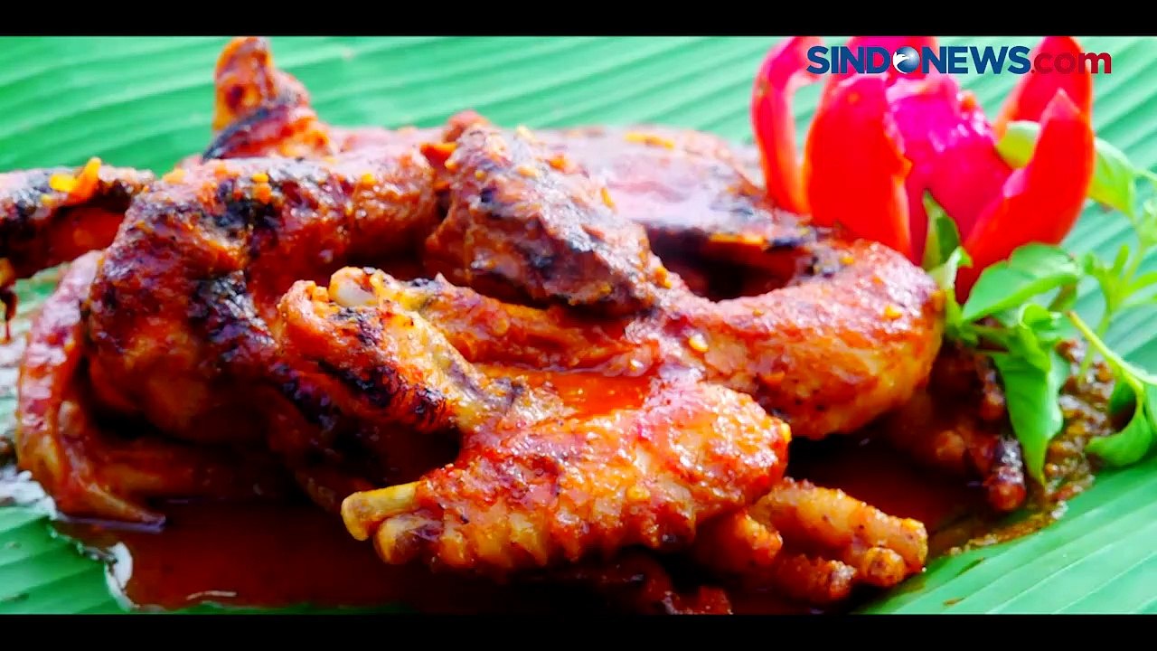 Sensasi Menyantap Ingkung Jawa Bumbu Rempah sambil Menikmati Suasana Tepi Sawah di Lumajang