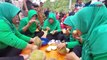 Aksi Lahap Emak-Emak dalam Lomba Makan Durian di Aceh