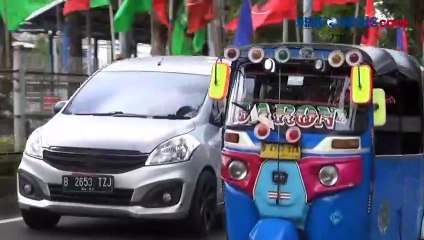 Lupa Nyalakan Lampu Sein, Bajaj Terguling Ditabrak Mobil di Duren Sawit