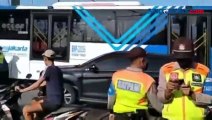 Menegangkan Bus Transjakarta Tiba-Tiba Mogok di Perlintasan Kereta Api