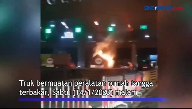 Truk Sarat Muatan Terbakar di Pintu Tol Cikupa
