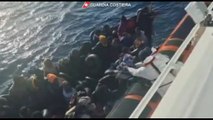 Guardia Costiera salva migranti al largo di Lampedusa
