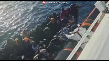 Tải video: Guardia Costiera salva migranti al largo di Lampedusa