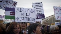 Las feministas críticas reclaman la dimisión de Irene Montero y lanzan consignas contra las mujeres trans