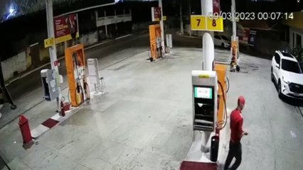 Vídeo mostra momento em que viatura da PM colide com poste em Maceió