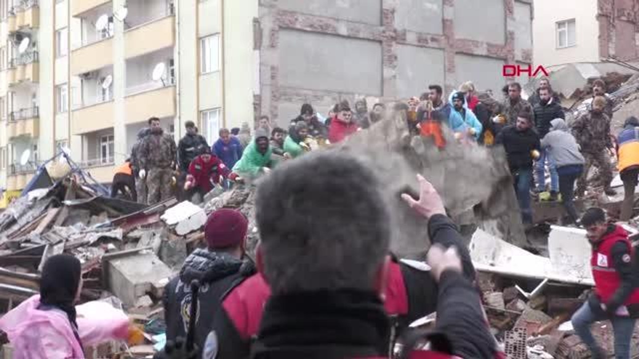 ENKAZ ALTINDA KALARAK ÖLEN POLİS, EVİNDEN ZİYNET EŞYASI ALMAK İSTEYEN KİŞİYİ YALNIZ GÖNDERMEK İSTEMEMİŞ