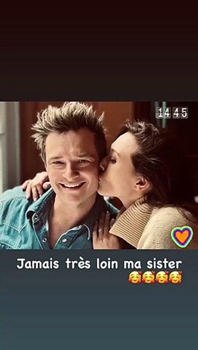 On peut voir Laura Smet offrir un bisou sur la joue de son frère. Un geste plein d'amour qui a fait fondre David : "Jamais très loin ma sister" lui a-t-il répondu en story InstagramDavid Hallyday répond à sa soeur Laura