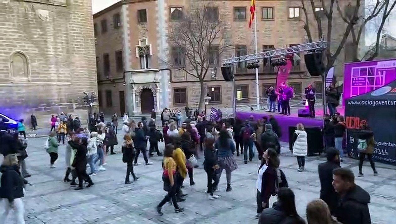La manifestación por el 8M llega a la plaza del Ayuntamiento