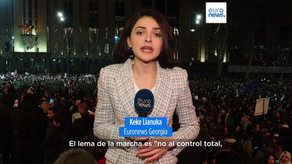 La policía dispersa con cañones de agua a manifestantes cerca del Parlamento