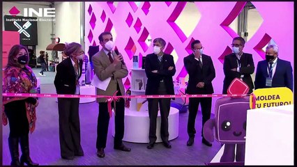 ¡Lorenzo Córdova se lanza vs. AMLO al inaugurar stand del INE en la FIL!