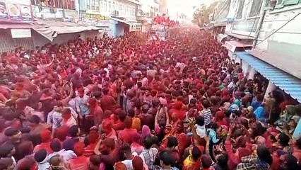 ब्यावर में बादशाह ने लुटाई खर्ची, लूटने के लिए मची होड़