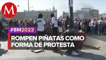 Colectivos procedentes de Edomex golpean piñatas en forma de protesta frente a Palacio Nacional