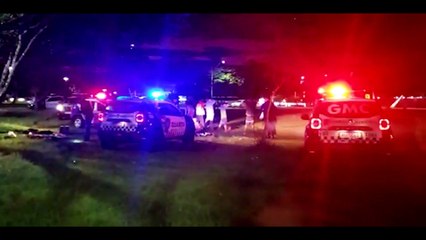 Moradores de rua reunidos em grande grupo são abordados no Centro