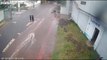 Mulher cai de bicicleta e é arrastada pela chuva em Maringá