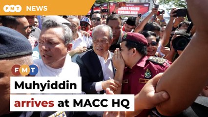 Muhyiddin arrives at MACC headquarters