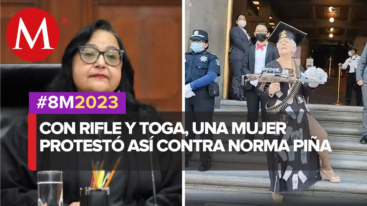 Mujer protestó en las escaleras de entrada de la Suprema Corte de Justicias de la Nación