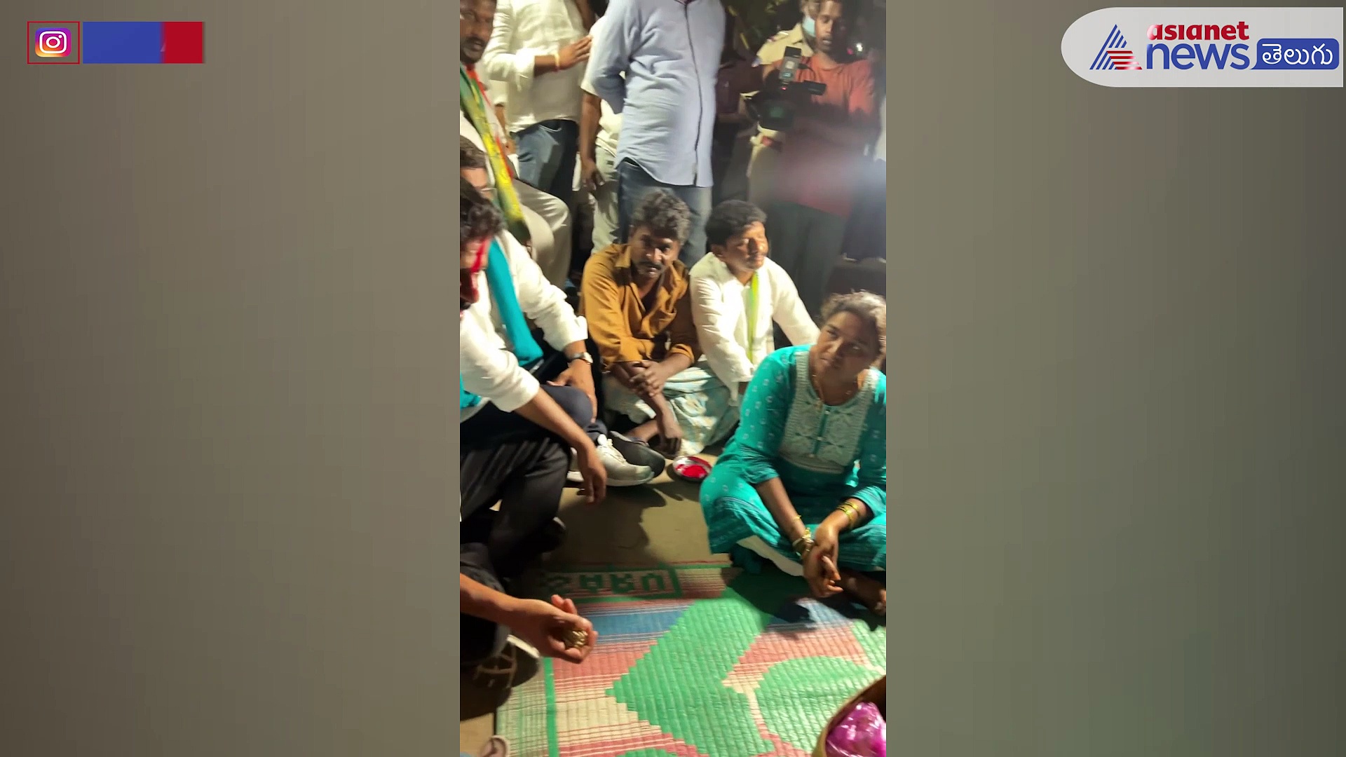 నేలపైనే కూర్చుని... బీడిలు చుడుతున్న మహిళల కష్టాలు విన్న రేవంత్