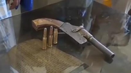 কোমরে গুলি, হাতে বন্দুক! ভয়ংকর কাণ্ড যুবকের....see more