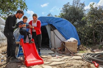 TÜM BİRİKİMLERİYLE YAPTIKLARI EVLERİNİN YIKILIŞINI HÜZÜNLE İZLEDİLER