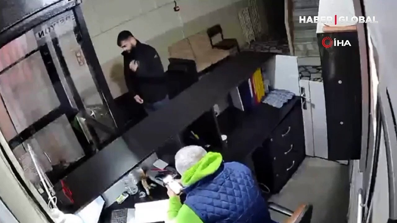 Hırsızdan ilginç hareket: Önce çaldı sonra görevliye selam verdi!