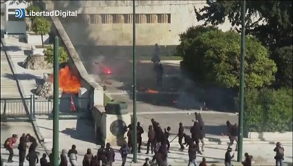 Manifestantes se enfrentan violentamente a la policía en Grecia por la tragedia ferroviaria
