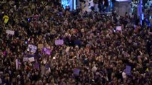 La noche de Madrid se tiñe de morado en el final de las multitudinarias marchas por el 8-M