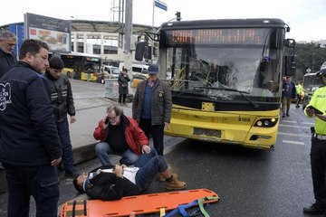 BEŞİKTAŞ'TA İETT OTOBÜSÜ, KIRMIZI IŞIKTA GEÇEN MOTOSİKLETE ÇARPTI