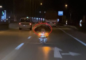 PLAKASINI KAPATTIĞI MOTOSİKLETİNİN ÜZERİNE YÜZÜSTÜ YATIP, TRAFİKTE İLERLEDİ