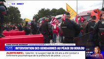Les gendarmes interviennent au péage de Boulou, bloqué par des manifestants opposés à la réforme des retraites
