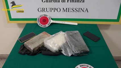 Messina, coppia in van con sei figli nascondeva 700mila euro di droga