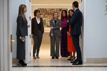 Pedro Sánchez celebra el 8-M con empresarias en Moncloa, incluida su mujer Begoña Gómez