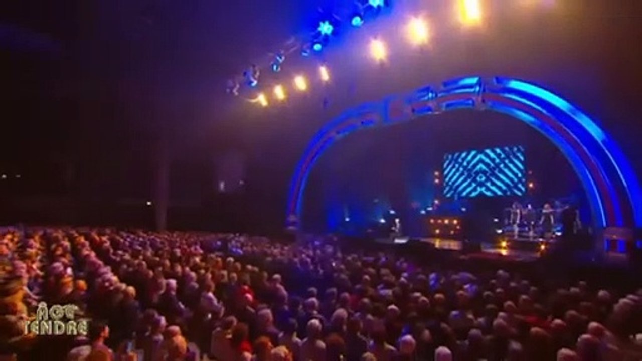 Marcel Amont chante un medley de ses tubes sur la tournée "Âge tendre, la tournée des idoles"