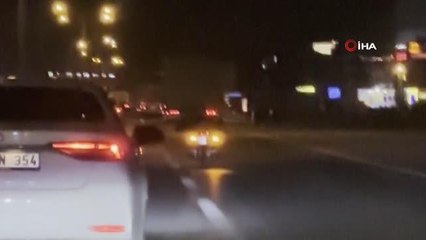 Trafikte tehlikeli yolculuk: Motosikleti üzerine yatarak böyle ilerledi