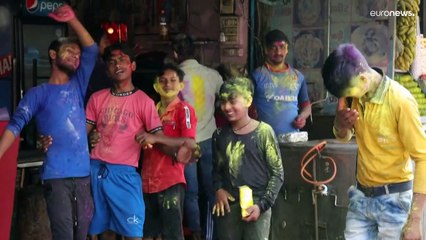 شاهد: انطلاق مهرجان "عيد الألوان" في العاصمة الهندية وسط أجواء الفرح