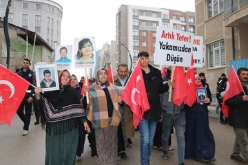 VAN'DA EVLAT NÖBETİNDEKİ ANNEDEN KIZINA: GEL TESLİM OL, DEVLET SİZE KUCAK AÇTI