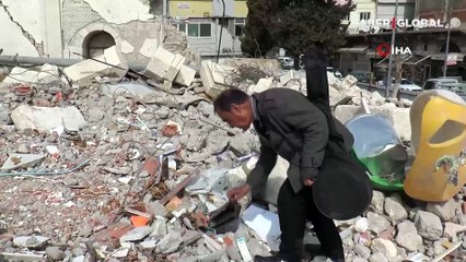 Ünlü bestekar Aziz Çelik, enkazda eserlerini arıyor