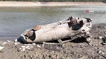 Suların çekildiği Alibey Barajı'nda araçlar gün yüzüne çıktı