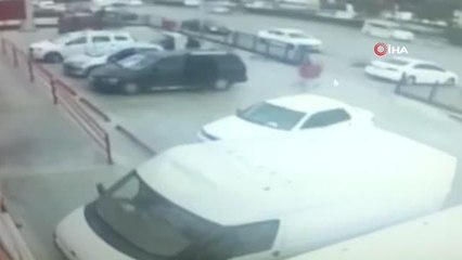 Yola fırlayan alışveriş arabasını yolcu minibüsüne alıp kaçtılar... O anlar kamerada