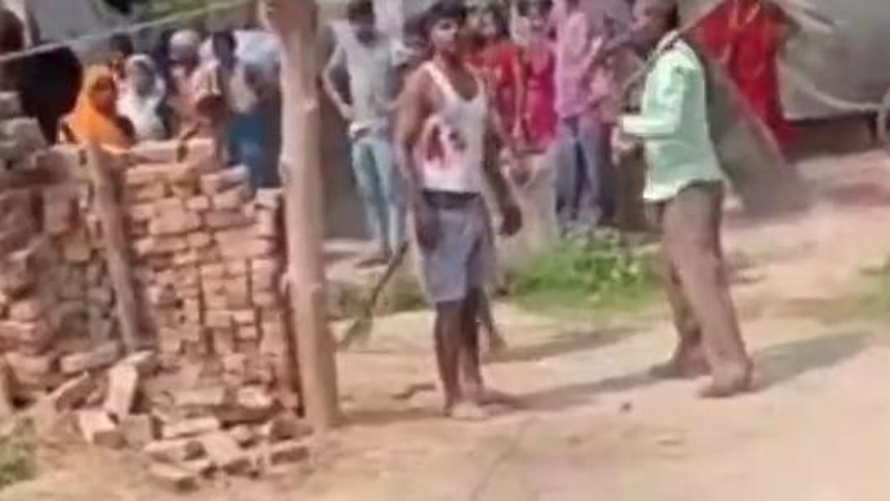 बाराबंकी: पुलिस की मौजूदगी में दो पक्षों में हु...