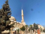 Kilis'te depremde zarar gören caminin minareleri kontrollü şekilde yıkıldı