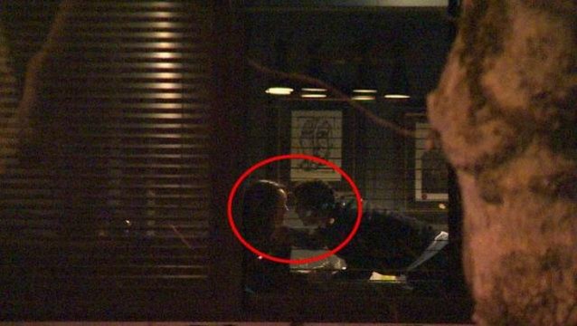 Milli futbolcu, ateşli pozlarıyla adından söz ettiren fenomen öpüşürken görüntülendi