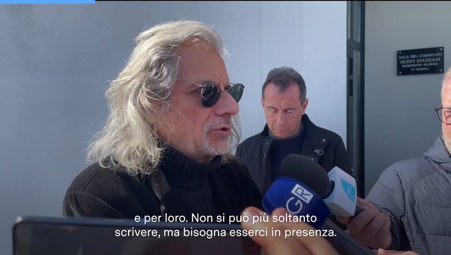 Naufragio Cutro, Bergonzoni all'arrivo delle salme a Bologna: Bisogna esserci per abbracciare queste persone