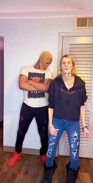 mujer de 64 suena con darle un bebe a su esposo de 28.mp4