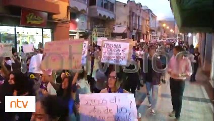 Marcha de feministas pintarrajeo los muros de la Catedral de Cochabamba